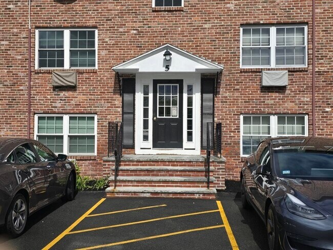 5 Colonial Village Dr in Arlington, MA - Building Photo - Building Photo
