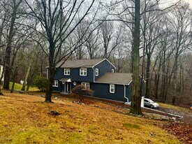 6 Redcoat Ln in Trumbull, CT - Building Photo