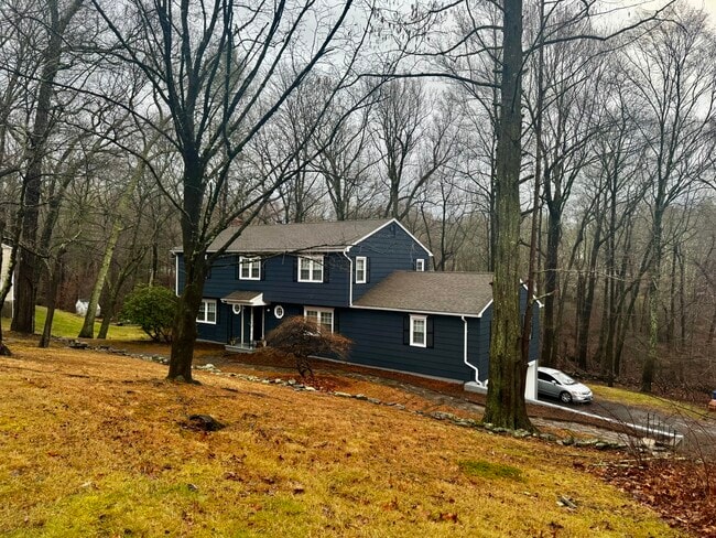 property at 6 Redcoat Ln