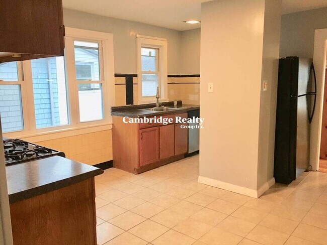 62 Woods Ave, Unit 2 in Somerville, MA - Foto de edificio - Building Photo