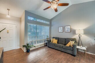 1015 E Yager Ln, Unit 213 in Austin, TX - Building Photo - Building Photo