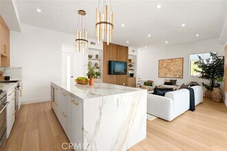 11024 Oxnard St in Los Angeles, CA - Building Photo - Building Photo