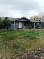 2709 N Ash St in La Grande, OR - Building Photo