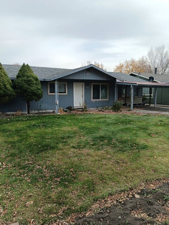 2709 N Ash St in La Grande, OR - Building Photo