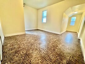 87 King St E in Chatham, ON - Building Photo