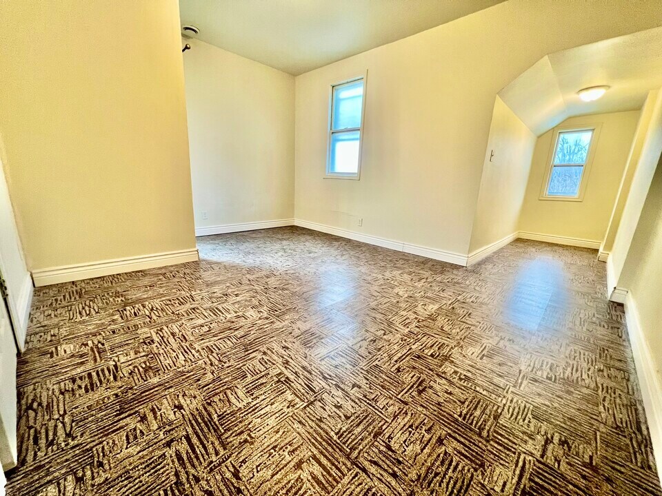 87 King St E in Chatham, ON - Building Photo