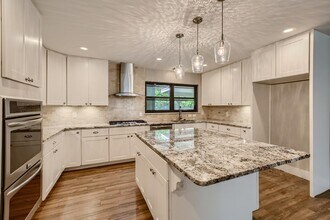 Beautifully updated Northwood home near No in San Antonio, TX - Foto de edificio - Building Photo