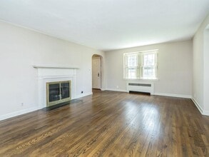 221 Manhasset Ave in Manhasset, NY - Building Photo - Building Photo