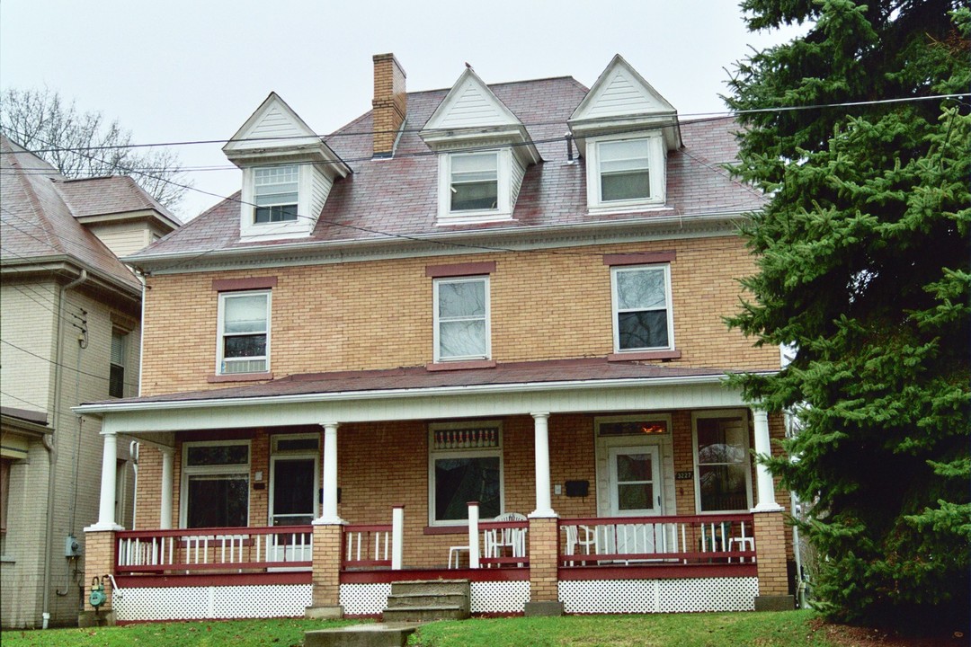 3225-3227 5th Ave in Beaver Falls, PA - Building Photo