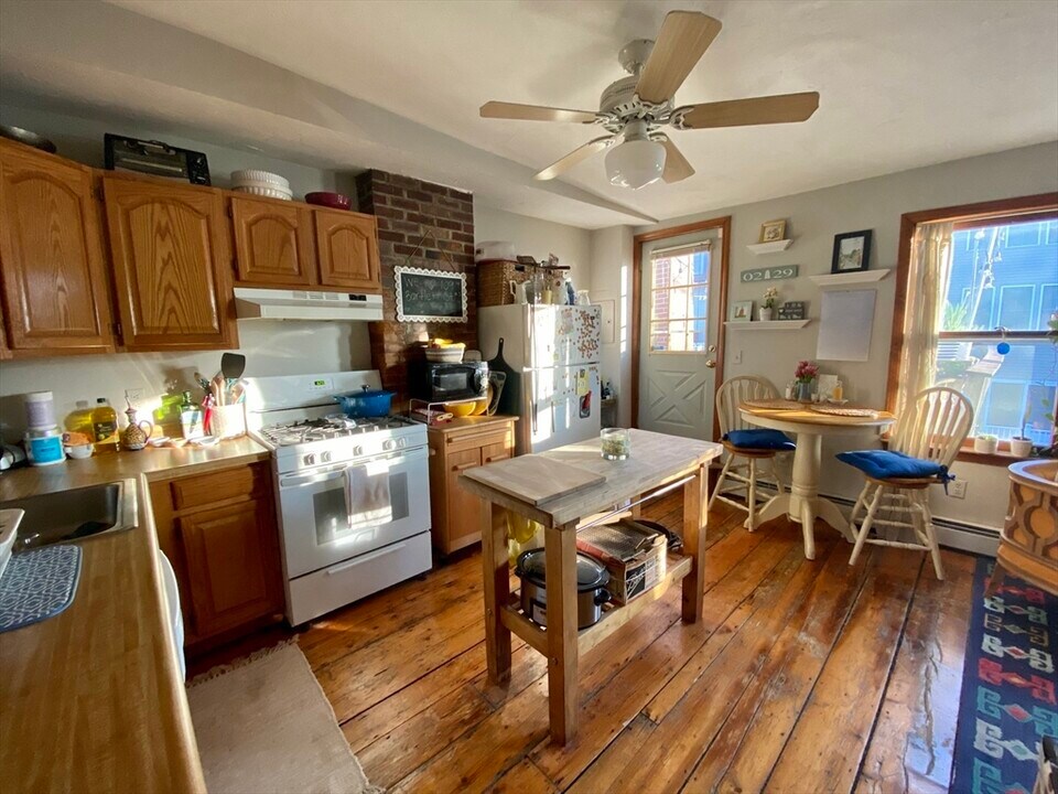 109 Bartlett St in Boston, MA - Building Photo