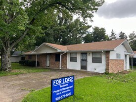 200 Robin Way in Mount Vernon, TX - Building Photo
