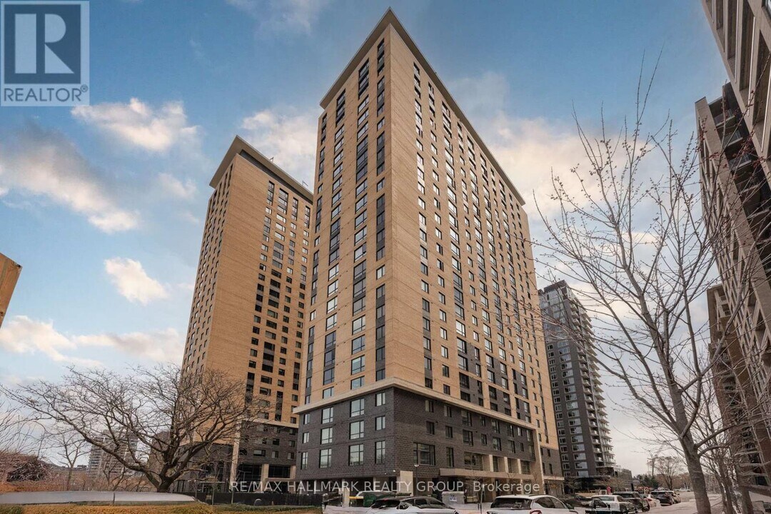 105-2105 Champagne Ave S in Ottawa, ON - Building Photo