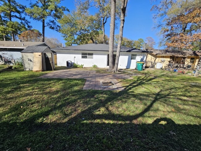 307 Hildred Ave in Conroe, TX - Foto de edificio - Building Photo