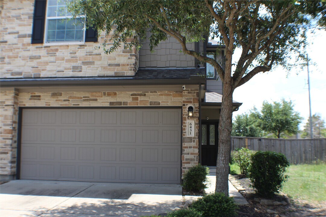 6431 Densberry Ln in Katy, TX - Building Photo