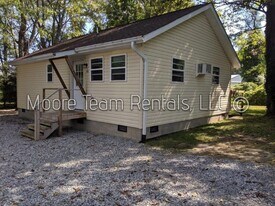622 Edgewood Ave in Hendersonville, NC - Building Photo