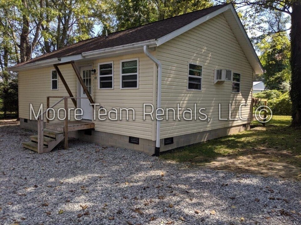 622 Edgewood Ave in Hendersonville, NC - Building Photo