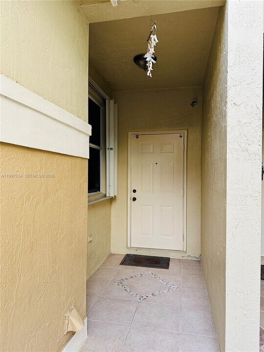 2122 Pasa Verde Ln in Weston, FL - Building Photo