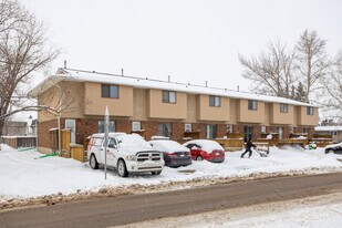 608 Westchester Rd in Strathmore, AB - Building Photo