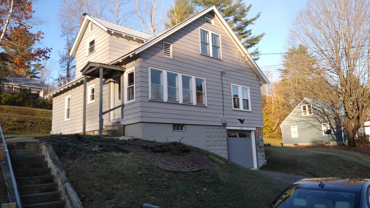 28 Bailey St, Unit Downstairs in Springfield, VT - Foto de edificio