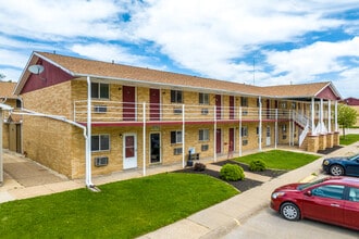 Caspian Village Apartments in West Burlington, IA - Foto de edificio - Building Photo