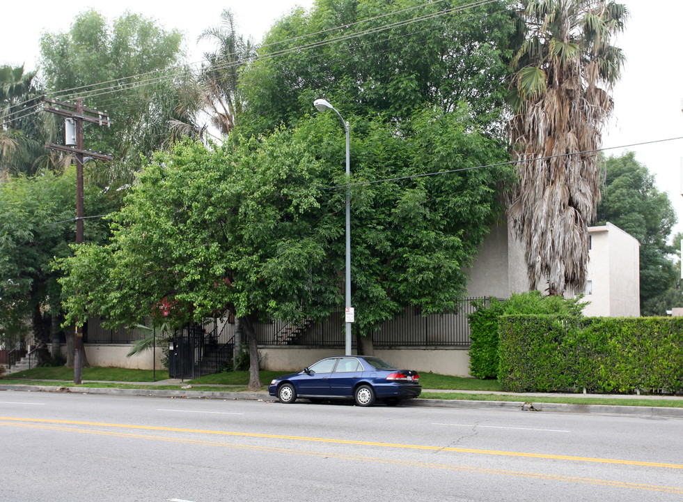 Lindley Palms in Northridge, CA - Building Photo