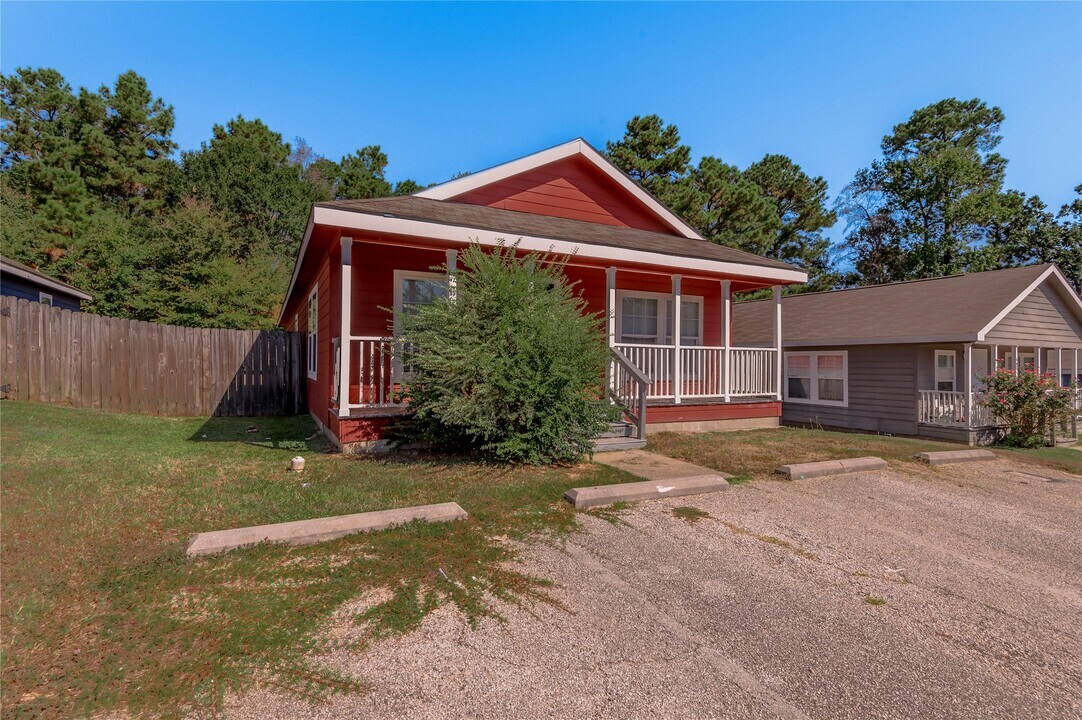 112 Varsity Dr in Huntsville, TX - Building Photo