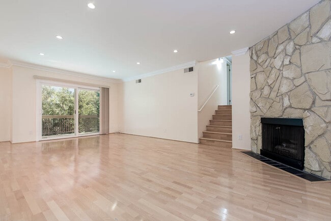 property at 1242 S Barrington Ave