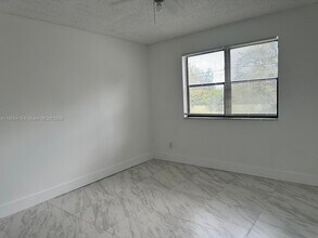 610 S Park Rd in Hollywood, FL - Foto de edificio - Building Photo