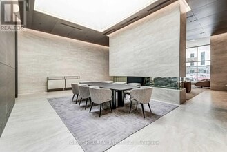 2221 Yonge St in Toronto, ON - Building Photo - Building Photo