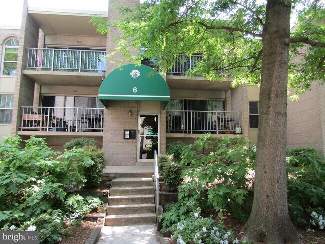 6 Canterbury Square in Alexandria, VA - Building Photo - Building Photo