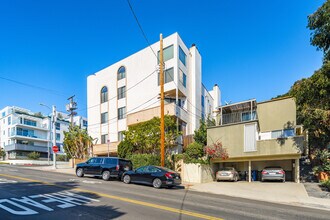 11558 Rochester Ave in Los Angeles, CA - Building Photo - Building Photo