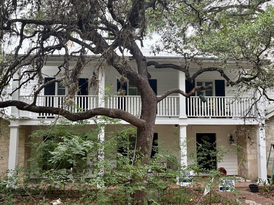 207 Country Ln, Unit Laundry unit in San Antonio, TX - Building Photo