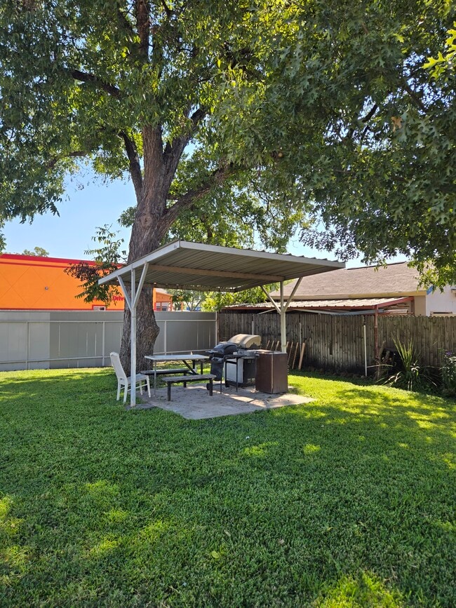 Broadway Apartments in Haltom City, TX - Building Photo - Building Photo