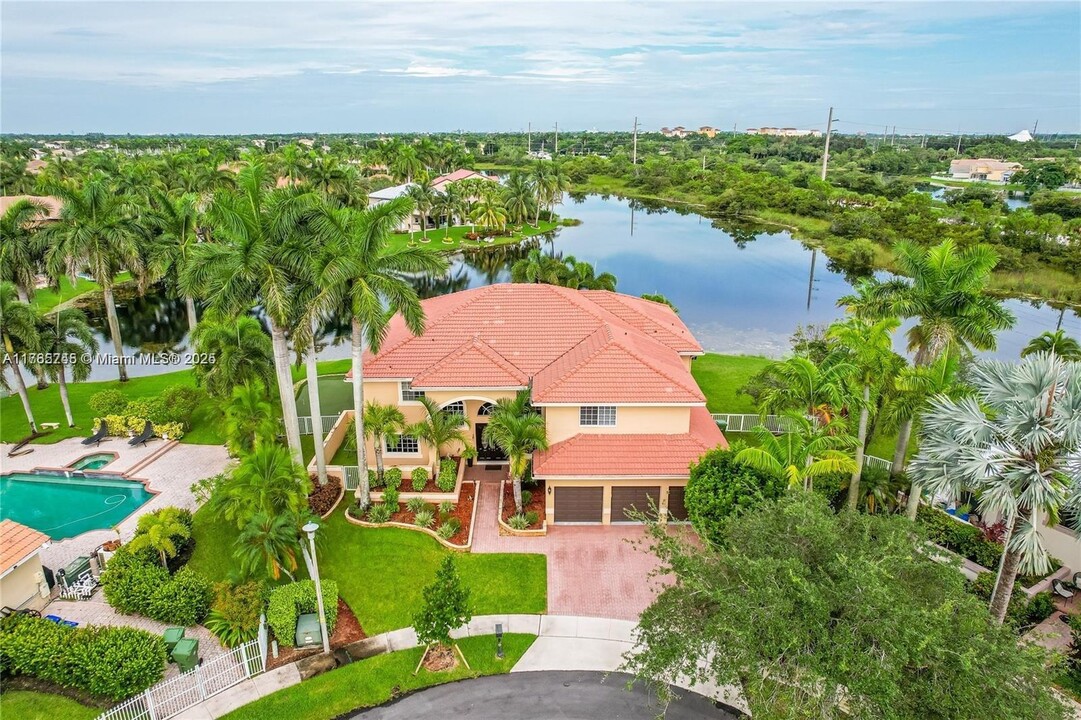 1333 SW 175th Way in Pembroke Pines, FL - Building Photo