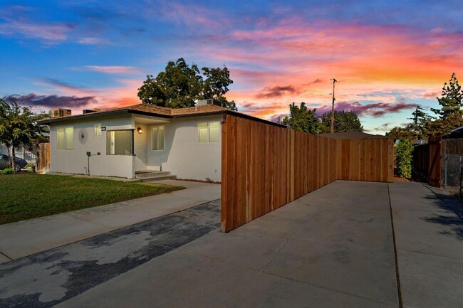 918 W Cambridge Ave in Fresno, CA - Foto de edificio - Building Photo