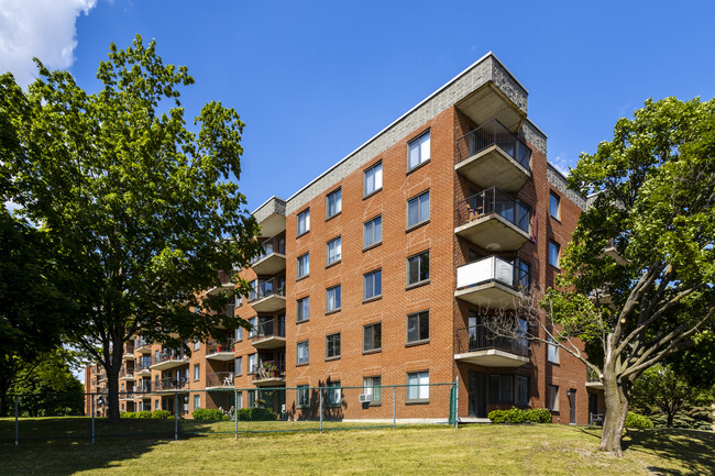 7605 Naples in Brossard, QC - Building Photo - Building Photo