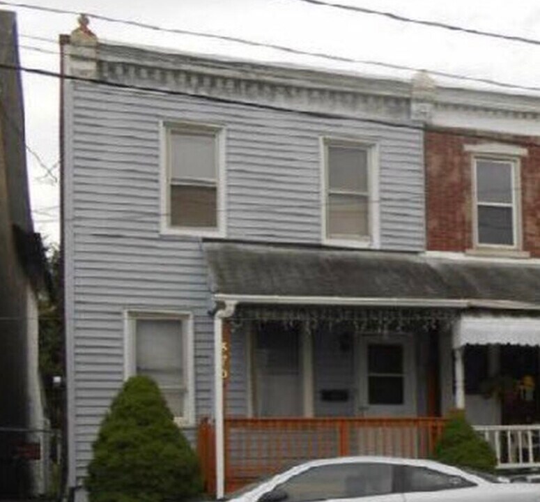 570 Broad St in Emmaus, PA - Building Photo