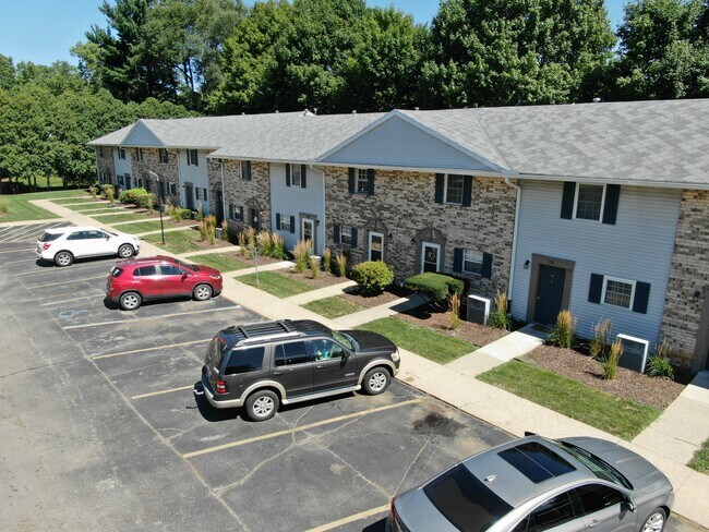 Waldon Pond Townhomes in Marshall, MI - Foto de edificio - Building Photo