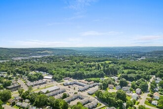 975 Meriden Rd, Unit 109 in Waterbury, CT - Building Photo - Building Photo