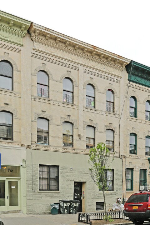 710 Knickerbocker Ave in Brooklyn, NY - Foto de edificio