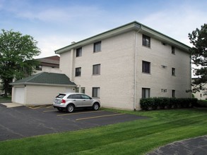 8401-8425 Captons Ln in Darien, IL - Building Photo - Building Photo