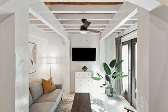 33 Cannon St, Unit 402 in Charleston, SC - Foto de edificio - Building Photo