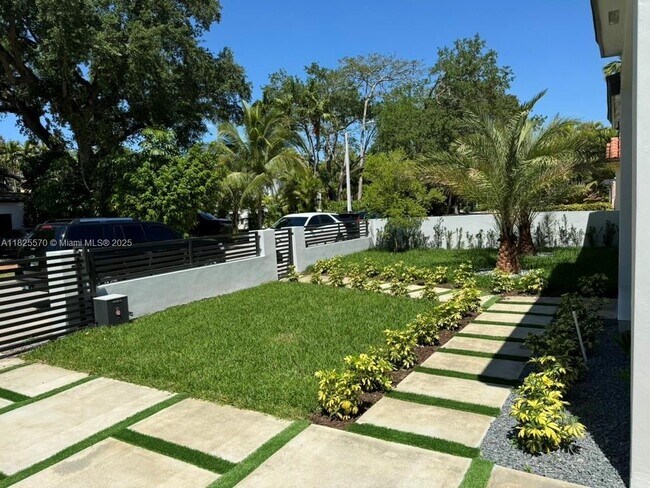 1205 Wallace St in Coral Gables, FL - Building Photo - Building Photo