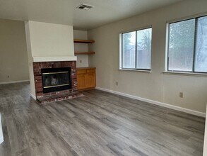 3404 Black Eagle Dr in Antelope, CA - Foto de edificio - Building Photo