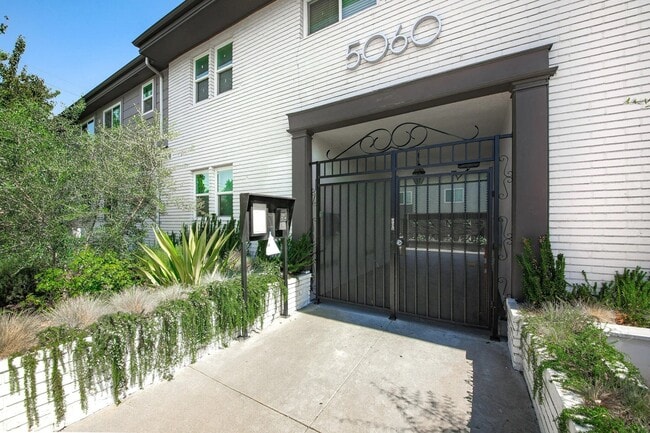 5060 Hazeltine Ave, Unit 9 in Los Angeles, CA - Building Photo - Building Photo