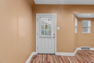 137 Chambers Rd in St. Louis, MO - Building Photo - Building Photo