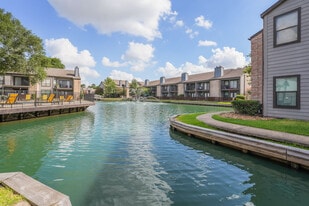 Lakebridge Apartments in Houston, TX - Building Photo