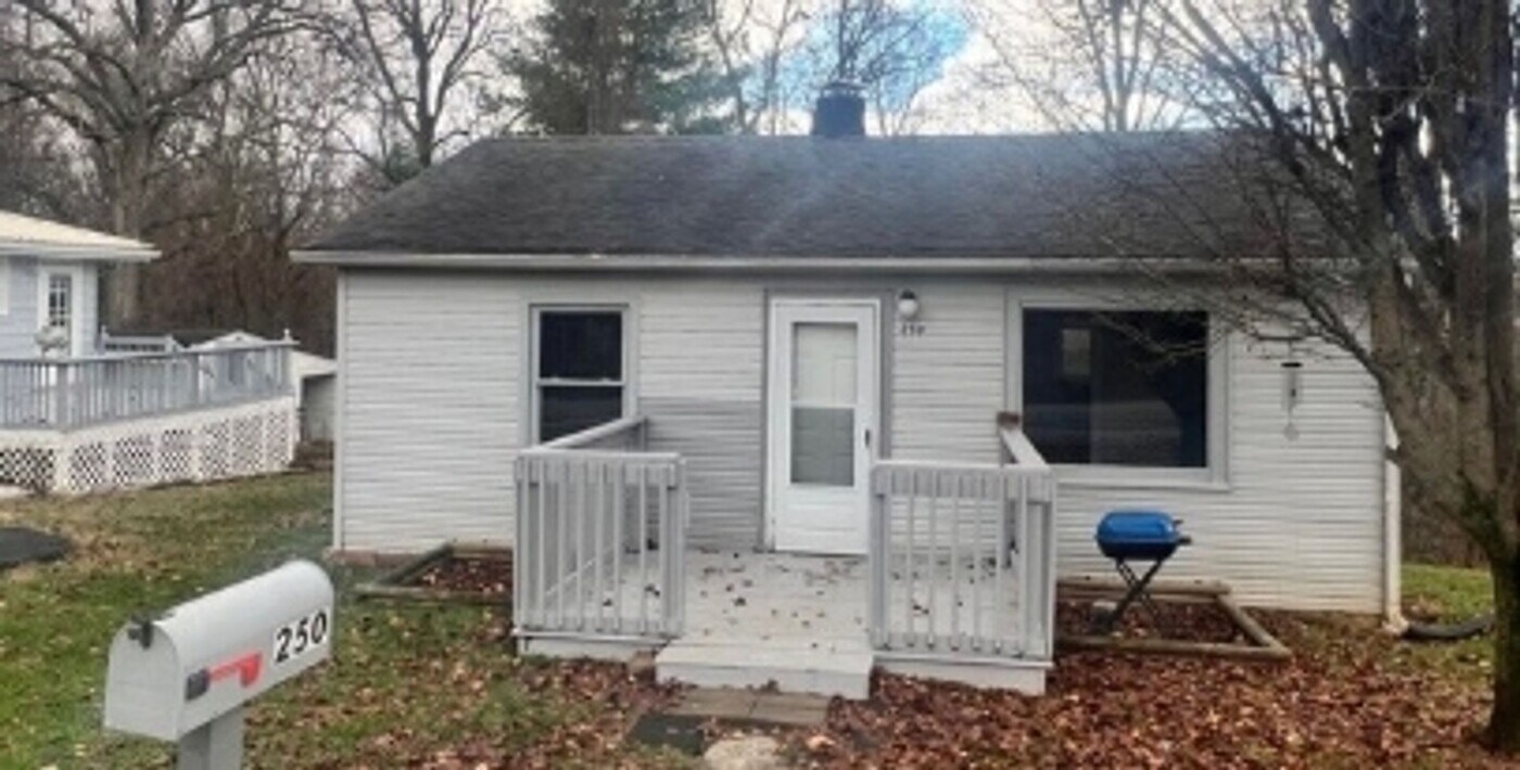 250 E Spring St in Radcliff, KY - Building Photo