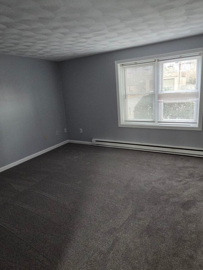 471 W Shore Rd in Warwick, RI - Building Photo - Building Photo