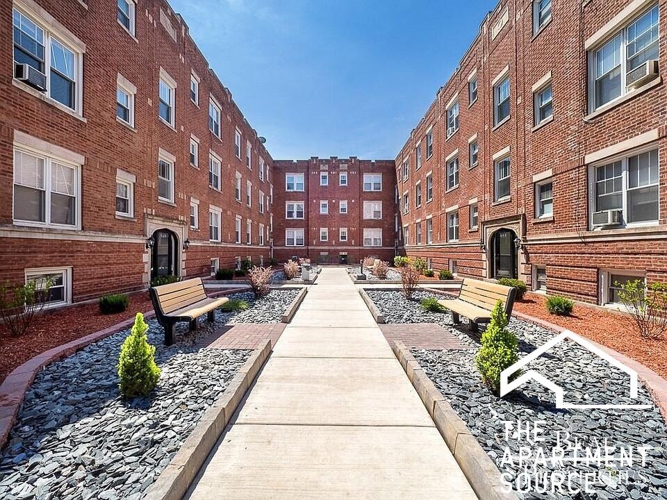 957 W Cornelia Ave, Unit 1B in Chicago, IL - Building Photo